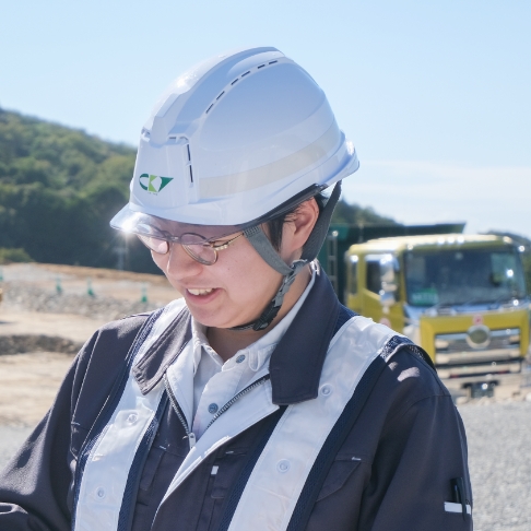 屋外現場で働く女性従業員
