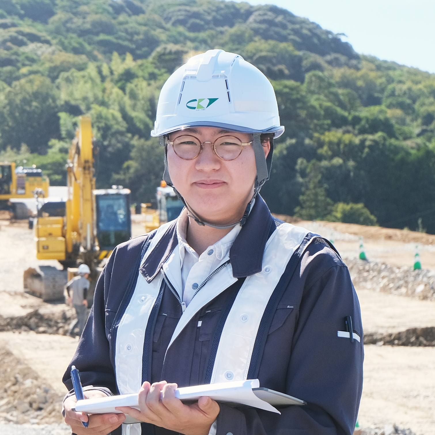 屋外の現場で働く従業員