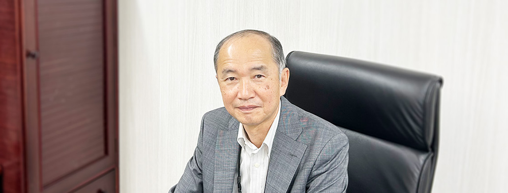 椅子に座っている代表取締役