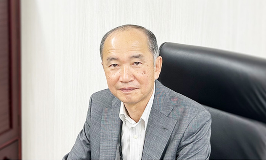 椅子に座っている代表取締役