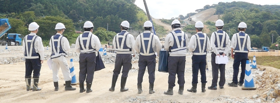 現場で作業中の人たち