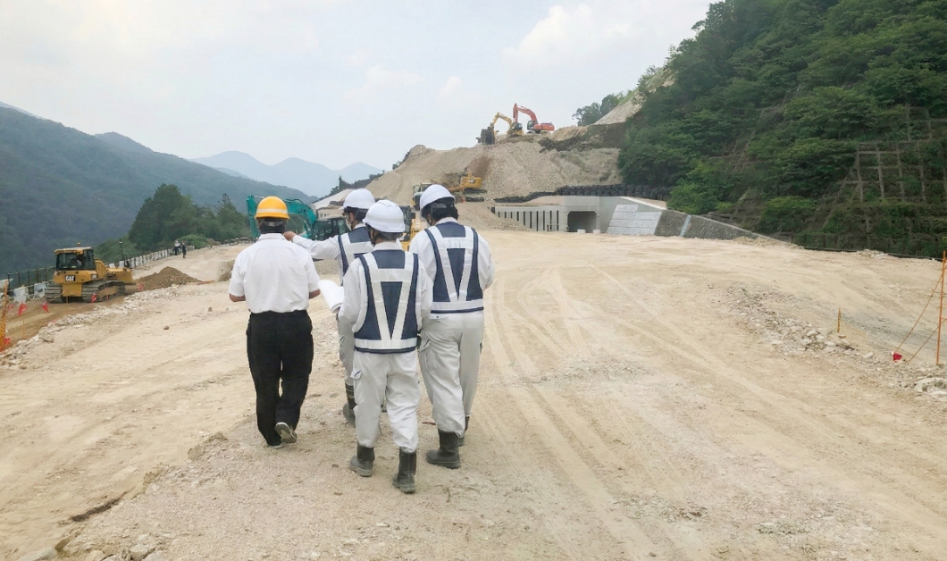 屋外の作業現場