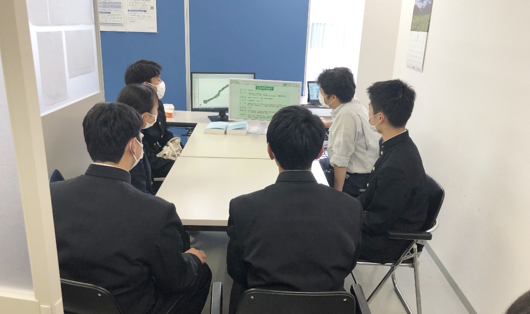 会社の説明を聞く学生