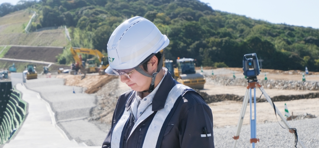 現場で資料を確認する作業員
