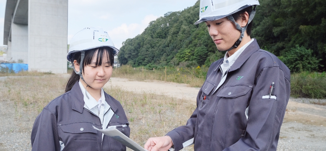 ドローンを飛ばす作業員達